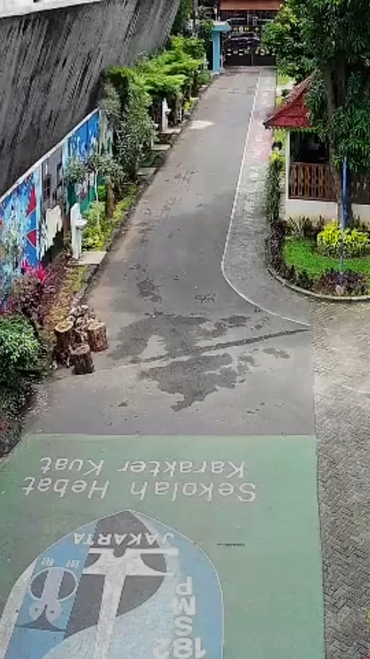 Tembok 5,3 meter di SMPN 182 Jakarta Selatan ambruk, tak ada korban jiwa