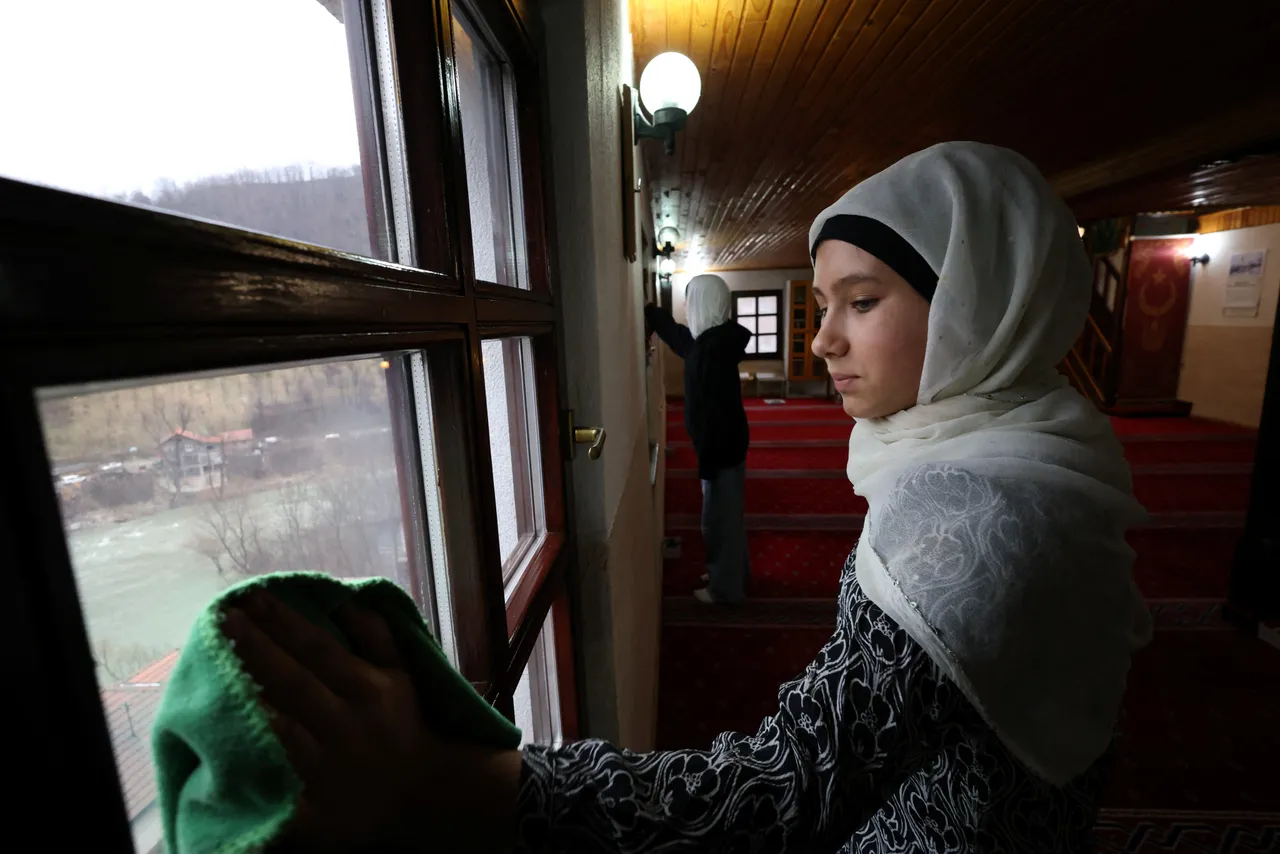 Moslims overal in Europe verwelkomen de ramadan met de eerste tarawih-gebeden