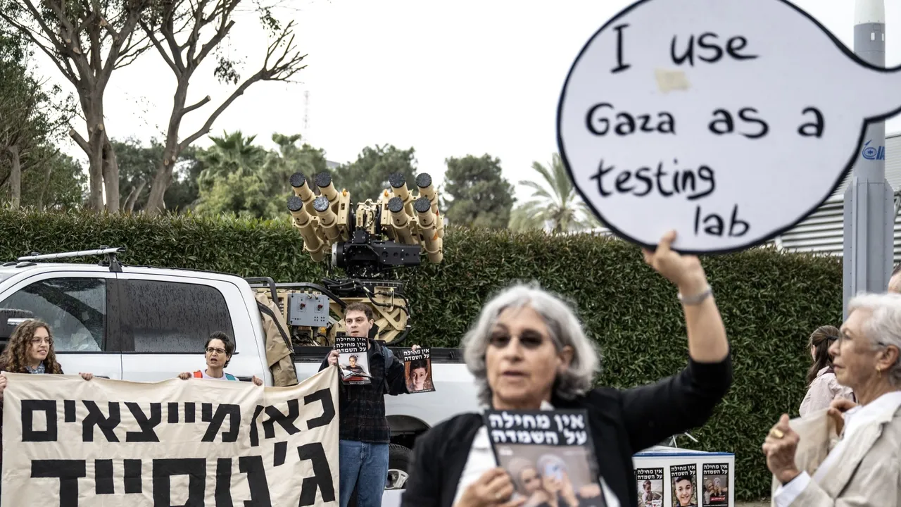 معترضان در مقابل نمایشگاه اسلحه در تل‌آویو: شما از غزه به عنوان آزمایشگاه آزمایش استفاده می‌کنید