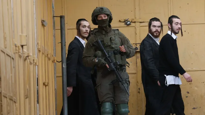 Illegal Israeli settlers wound three Palestinians near occupied East Jerusalem