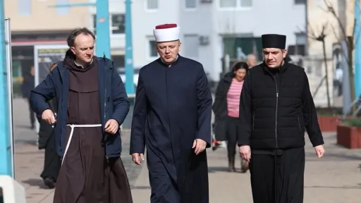 Zajednička šetnja ulicama Bihaća: Imam, sveštenik i fratar šalju poruku mira pred ramazan