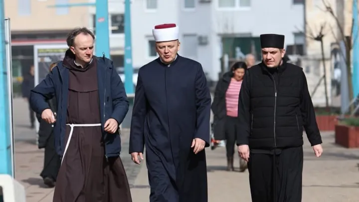 Zajednička šetnja ulicama Bihaća: Imam, sveštenik i fratar šalju poruku mira pred ramazan