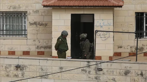 Израелската армија приведе најмалку 37 Палестинци во рации низ окупираниот Западен Брег