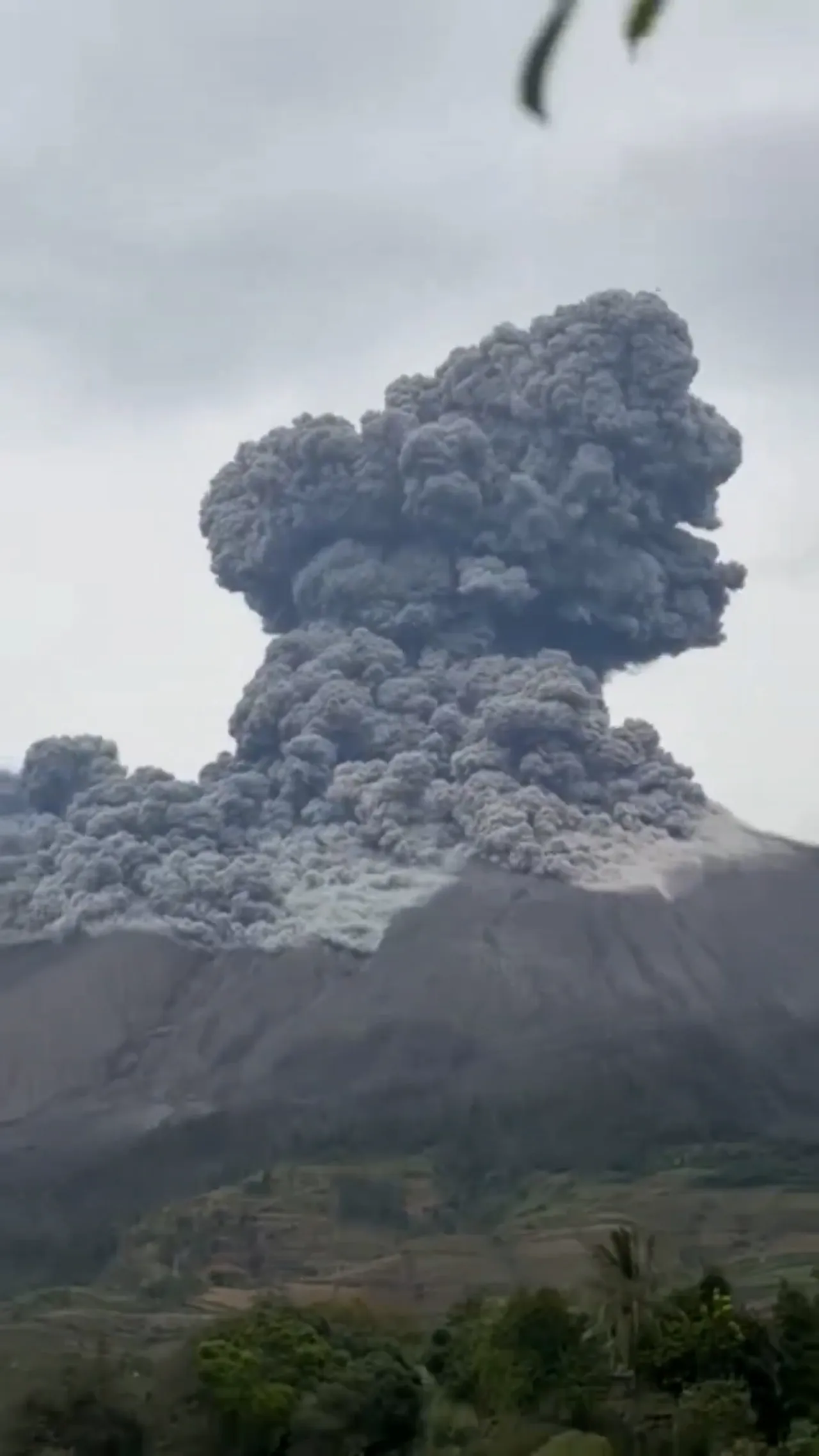 Gunung api Kanlaon di Filipina erupsi besar, semburkan abu ratusan meter ke langit