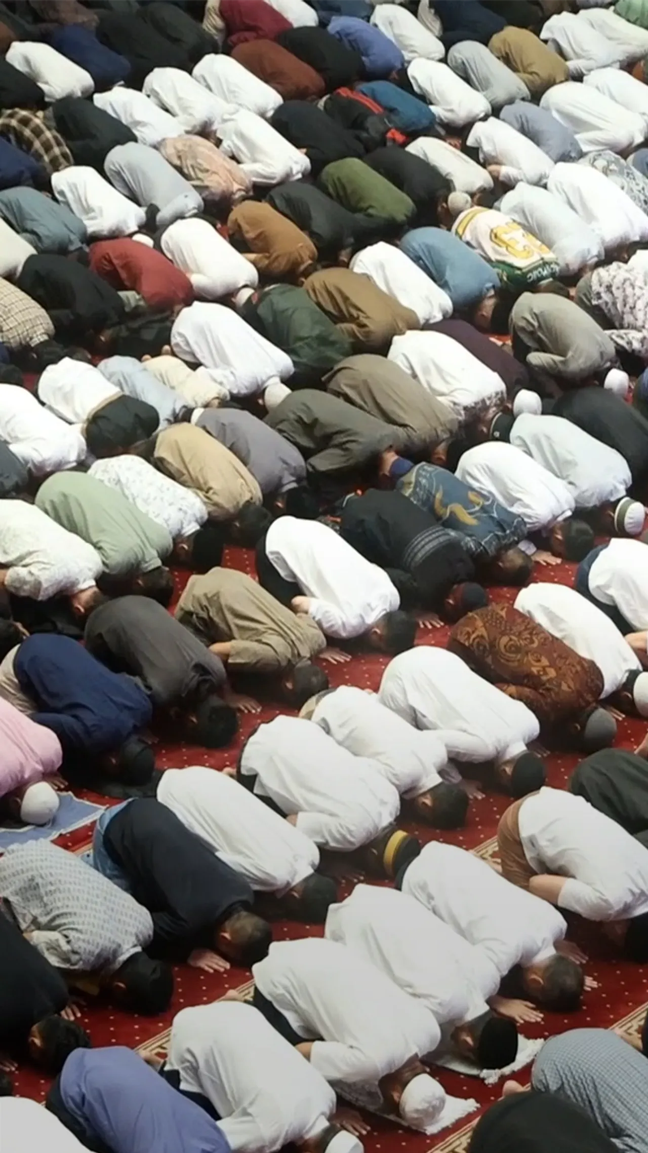 Ribuan jemaah padati Masjid Istiqlal untuk shalat Tarawih perdana