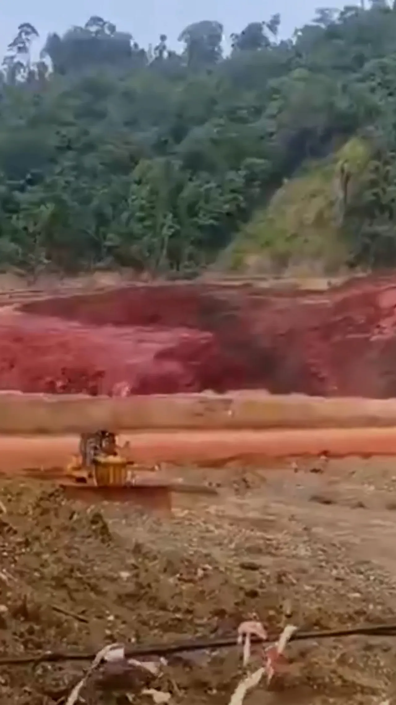 Momen ketika tanah longsor melanda tambang nikel di Morowali, Sulawesi Tengah