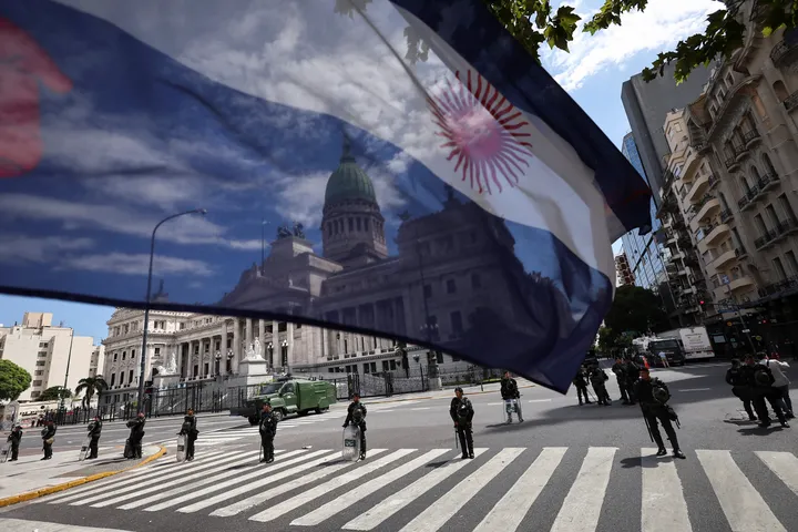 Desde 1929 hasta Milei: los derechos históricos que la reforma laboral pone en jaque en Argentina