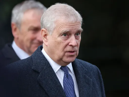 Polícia do Reino Unido prende ex-príncipe André, irmão do Rei Carlos, sob suspeita de má conduta