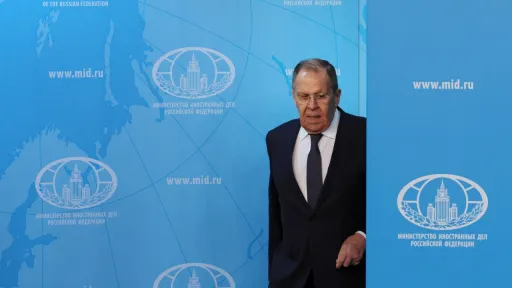 'Brincar com o fogo' - Ministro russo Lavrov adverte contra ataque dos EUA ao Irão
