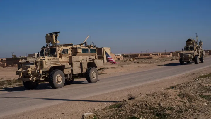 AQŞ Süriyädä qalğan barlıq ğaskärilären çığara