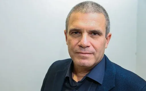 משפחות השבויים: גל הירש איים עלינו כדי להשתיק ביקורת על נתניהו