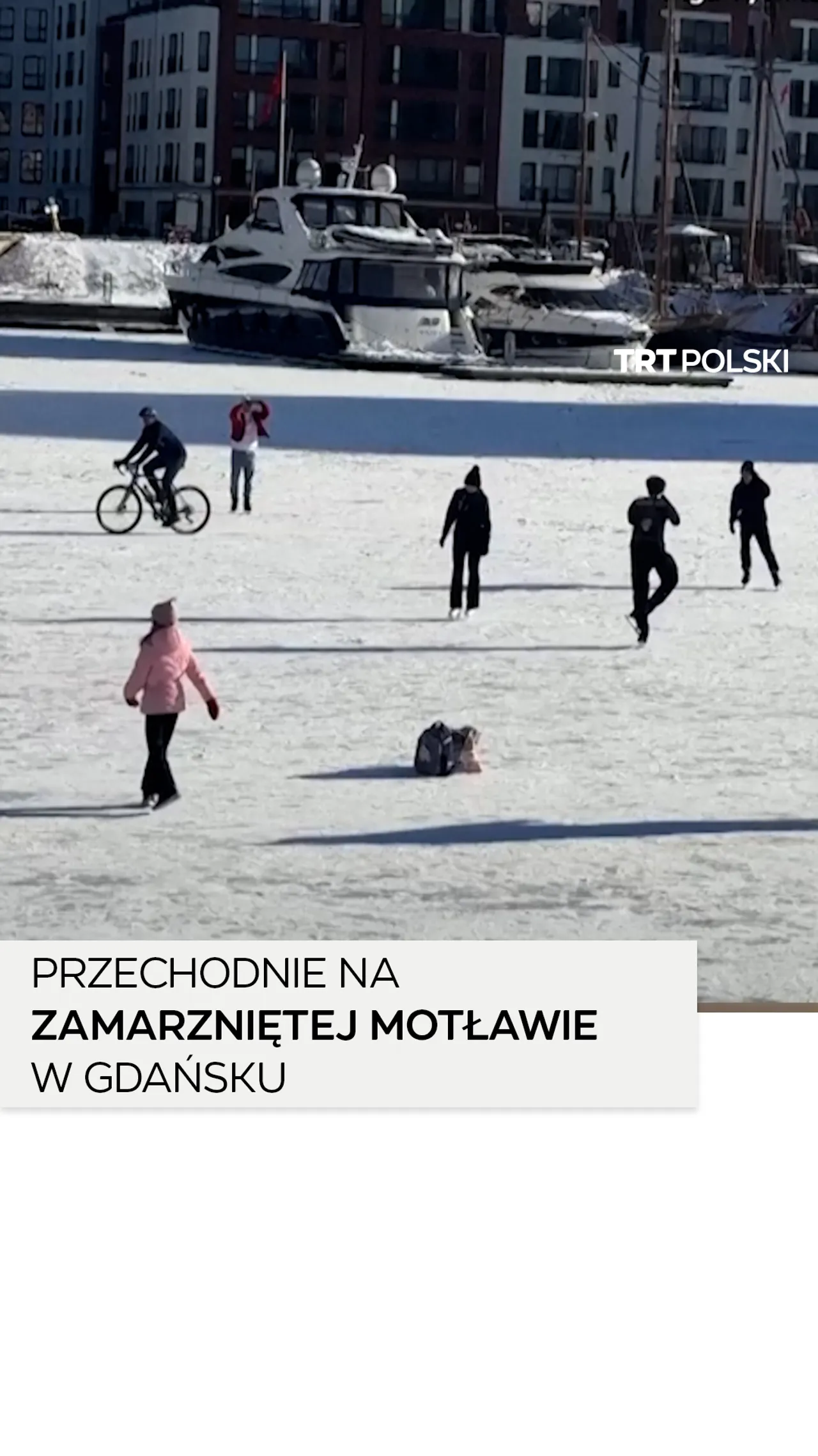Przechodnie na zamarzniętej Motławie w Gdańsku