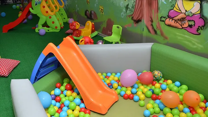 מודל "מורה זר" לגני ילדים: תוכניתו של ראש השלטון המקומי חיים ביבס ל-5,000 איש