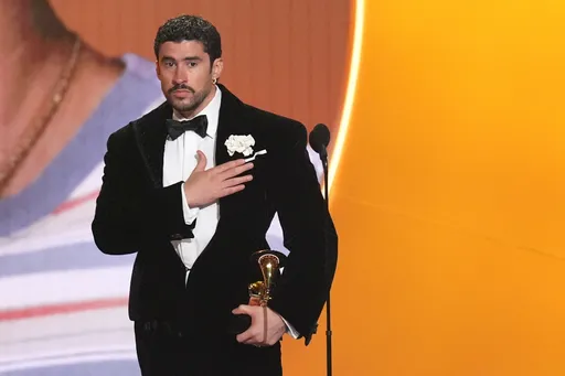 Sorakan penonton iringi teriakan ‘ICE out’ Bad Bunny di Grammy