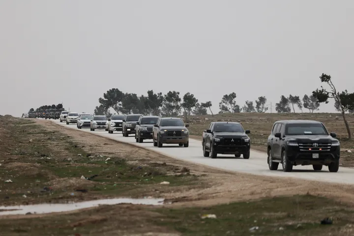 Syrie: un convoi des forces de sécurité pénètre dans le centre-ville d'Hassaké, occupé par les YPG