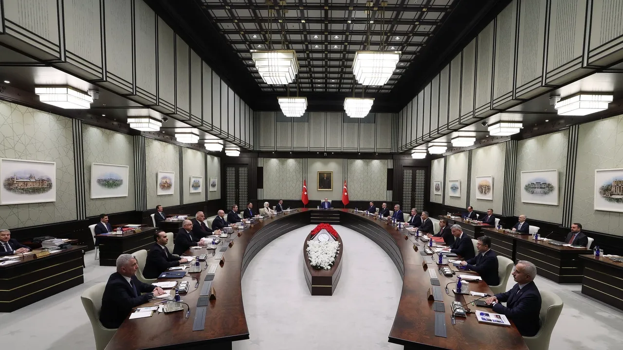Кабинет министров Турции собрался на фоне кризисов
