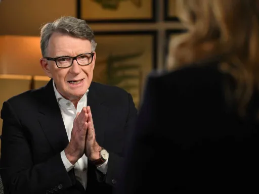 Ex-embaixador do Reino Unido nos EUA renuncia ao Partido Trabalhista devido a ligações com Epstein