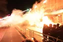 Përshkallëzohet në dhunë protesta e opozitës, hidhen fishekzjarrë dhe molotovë drejt Kryeministrisë