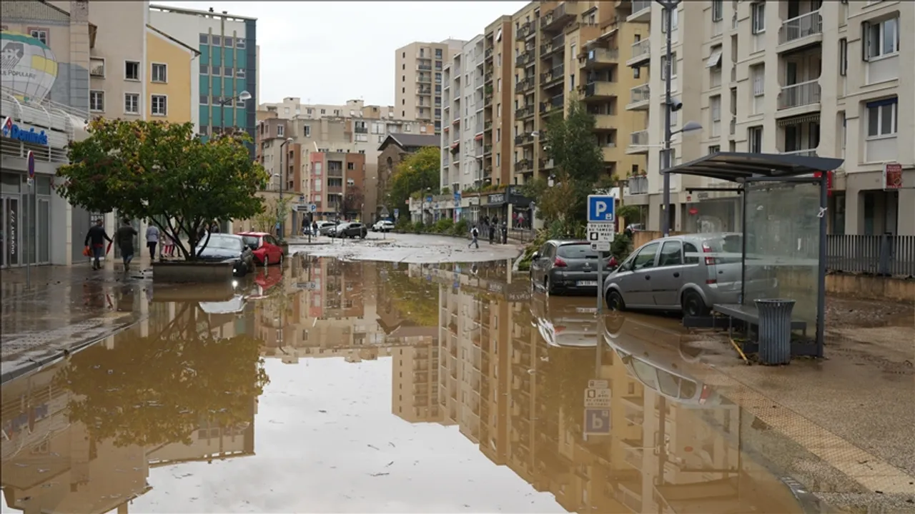 Përmbytje dhe evakuime si pasojë e motit në Francën perëndimore
