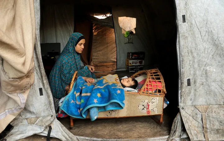 إصابة 3 فلسطينيين جراء تواصل خروقات جيش الاحتلال في غزة وارتفاع حصيلة ضحايا الإبادة