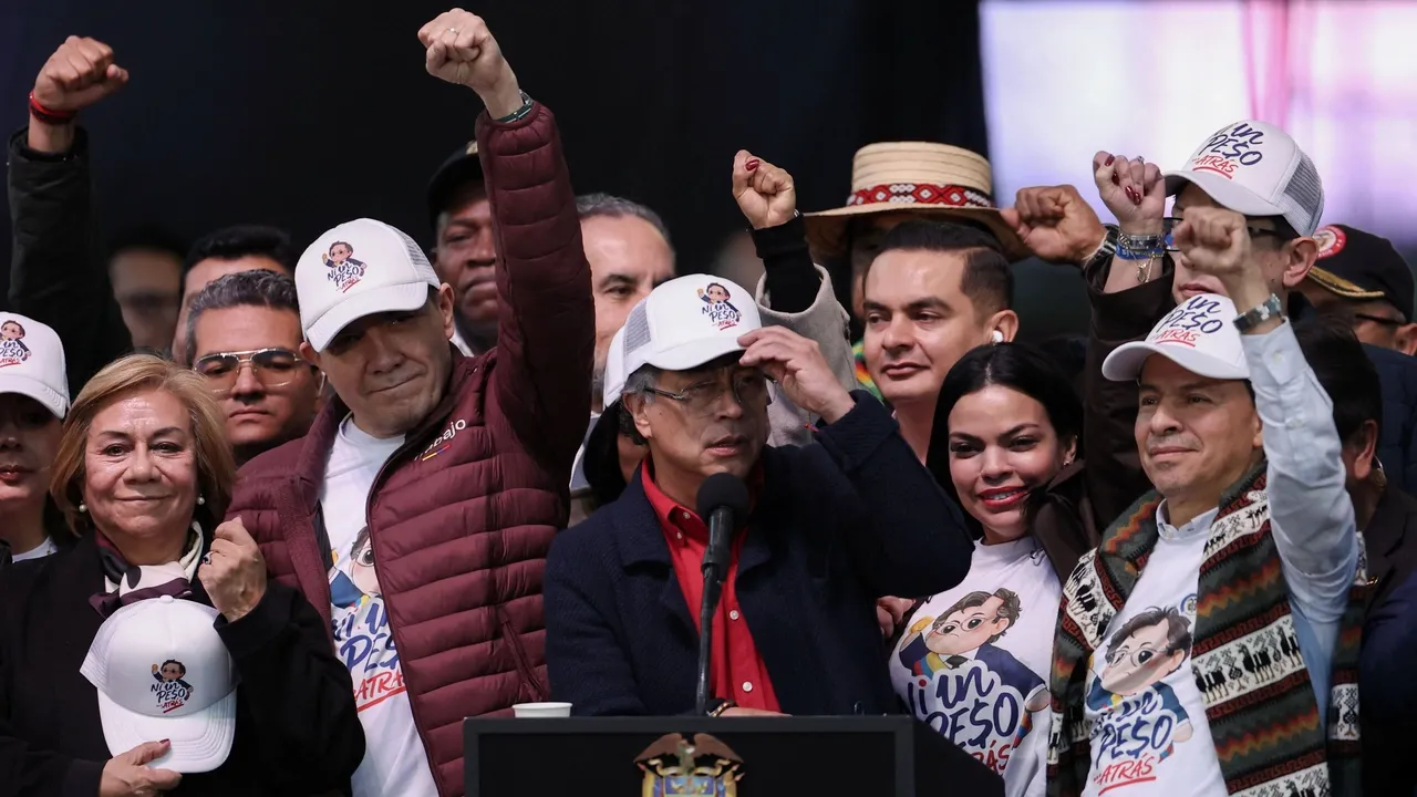 Petro reúne milhares de pessoas enquanto a luta salarial na Colômbia sai às ruas