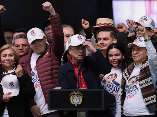 Petro reúne milhares de pessoas enquanto a luta salarial na Colômbia sai às ruas
