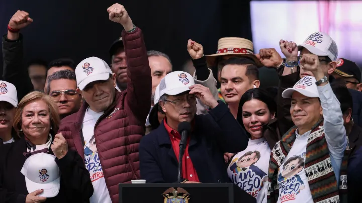 Petro reúne milhares de pessoas enquanto a luta salarial na Colômbia sai às ruas