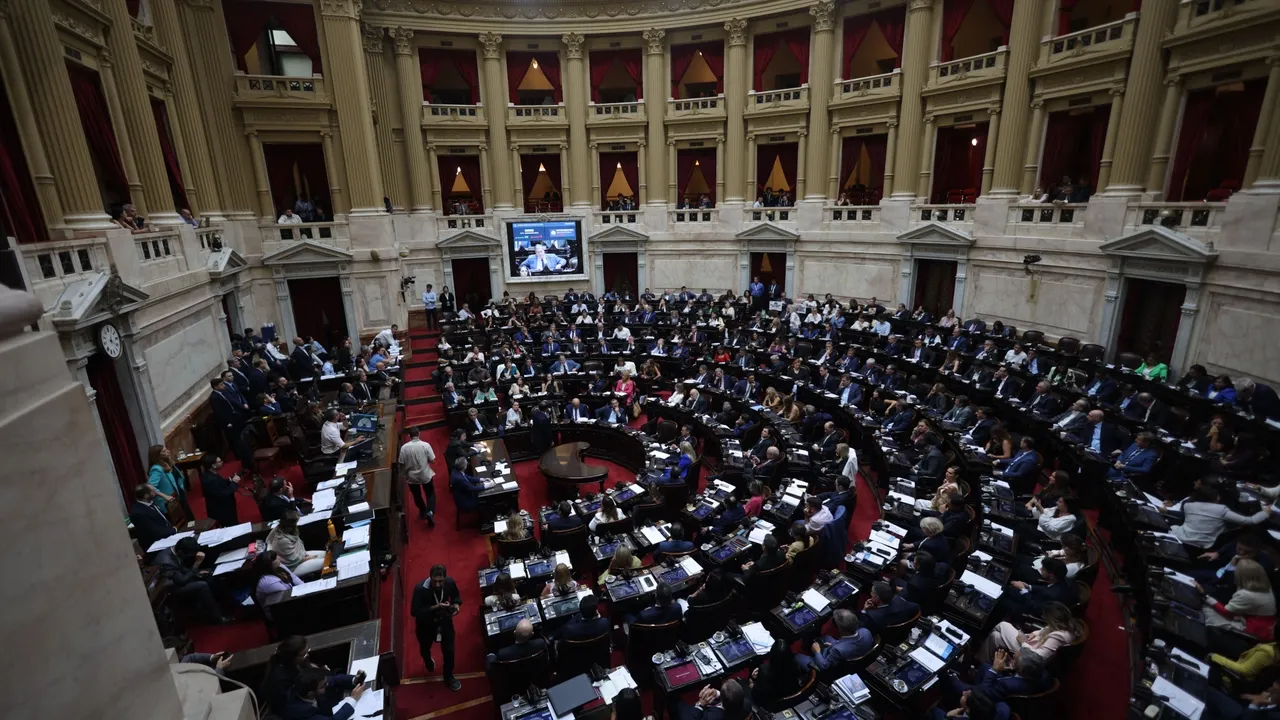 Argentina aprova a reforma laboral radical de Milei em meio a greve nacional e confrontos
