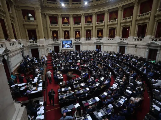 Argentina aprova a reforma laboral radical de Milei em meio a greve nacional e confrontos