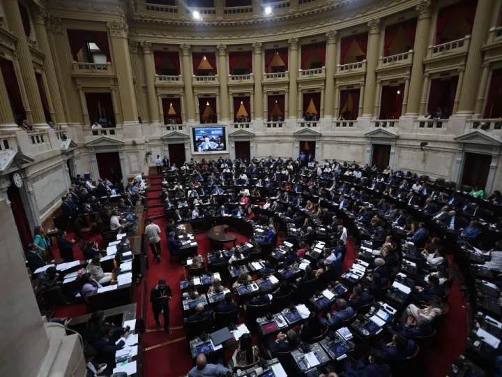 Argentina aprova a reforma laboral radical de Milei em meio a greve nacional e confrontos
