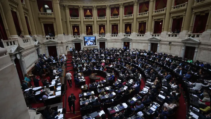 Argentina aprova a reforma laboral radical de Milei em meio a greve nacional e confrontos