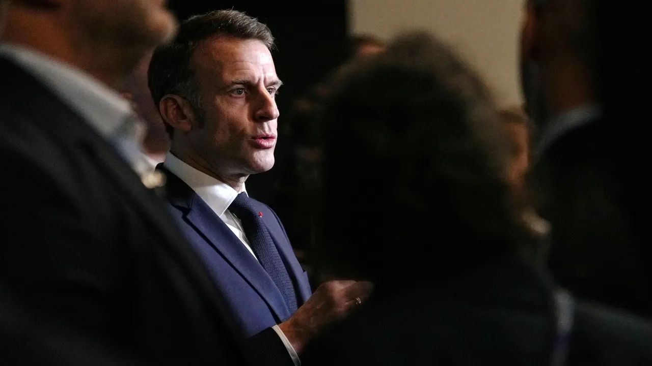 Droits de douane américains: "C'est bien d'avoir des pouvoirs et des contrepouvoirs", affirme Macron