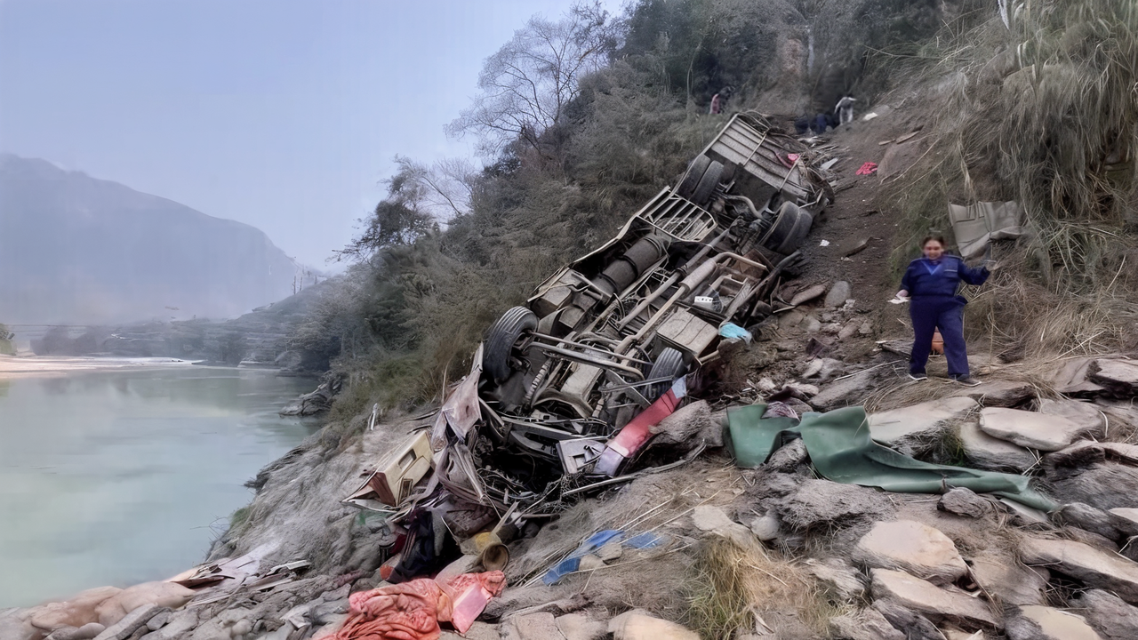 Multiple dead as bus plunges off hillside in Nepal - TRT World