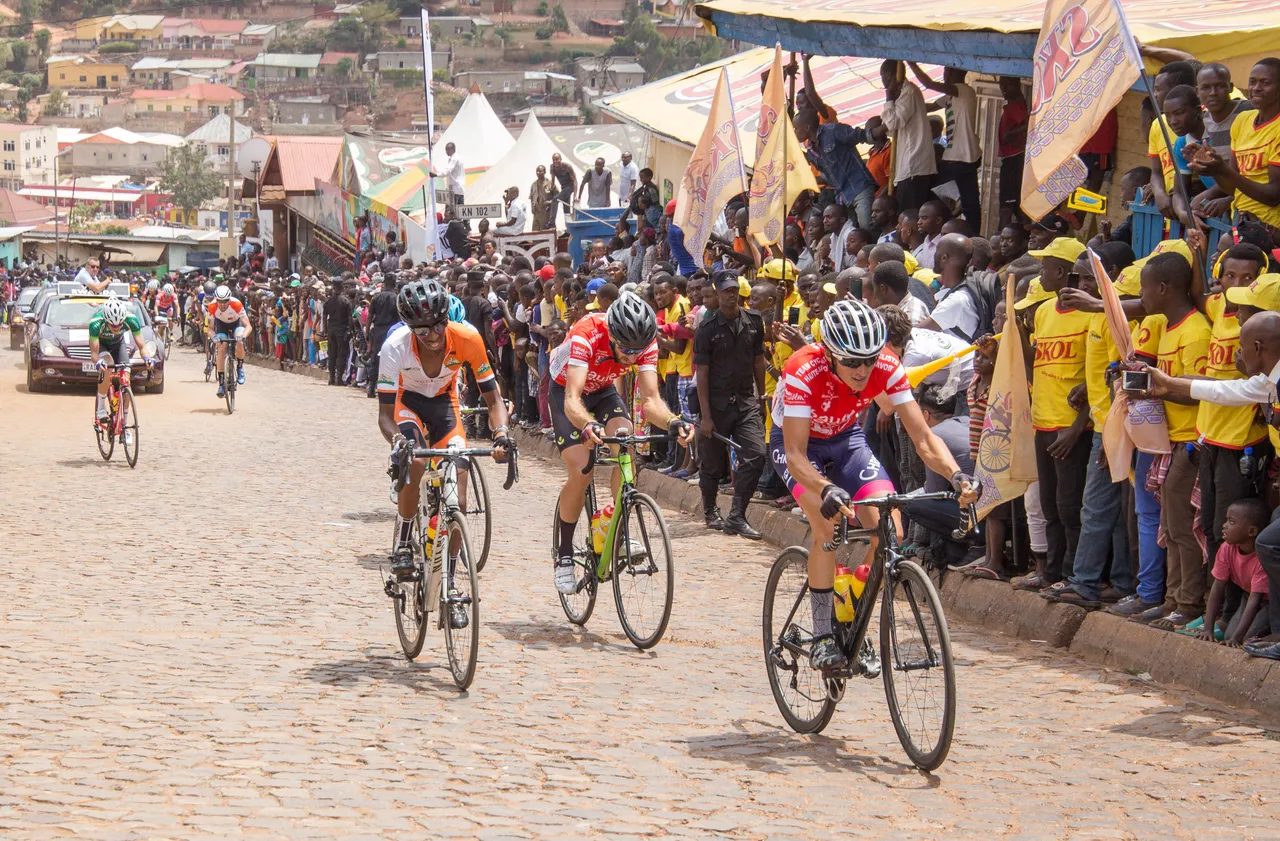 Tour du Rwanda: deux spectateurs tués par la sortie de route d'un véhicule