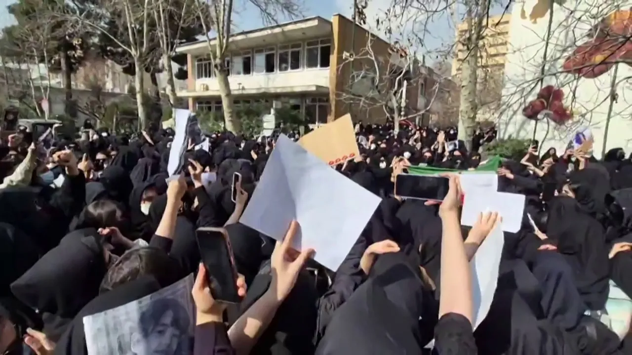 Iran student unrest spreads to major campuses on day three