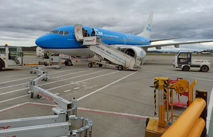 Twee Boeing 737's van KLM botsen op elkaar op Schiphol, geen gewonden onder passagiers
