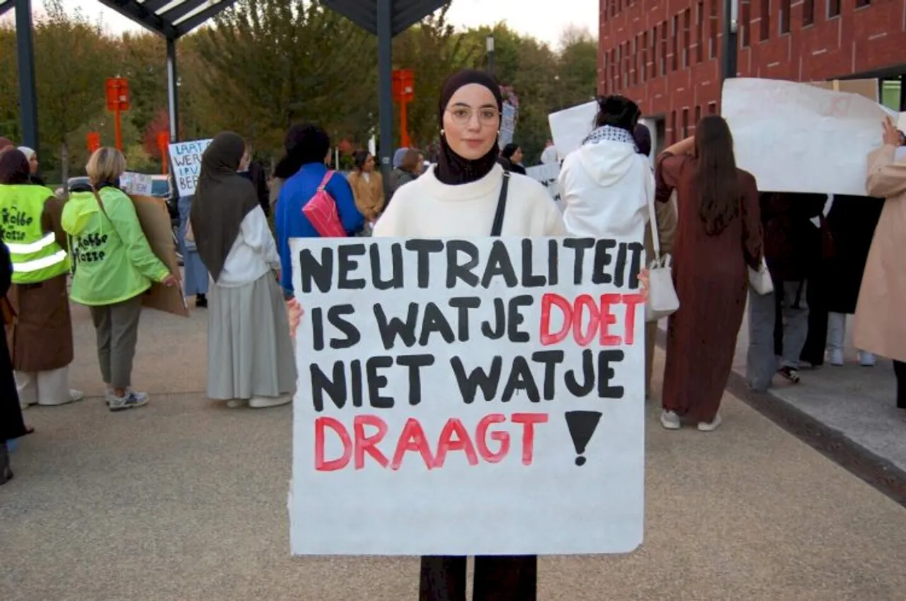 Belgische studenten vechten hoofddoekverbod aan voor rechter, beroepen op ‘structurele uitsluiting’