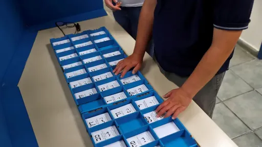 פתק חצי פתוח: מהלך לשינוי שיטת הבחירות בלב המשבר הפוליטי בישראל