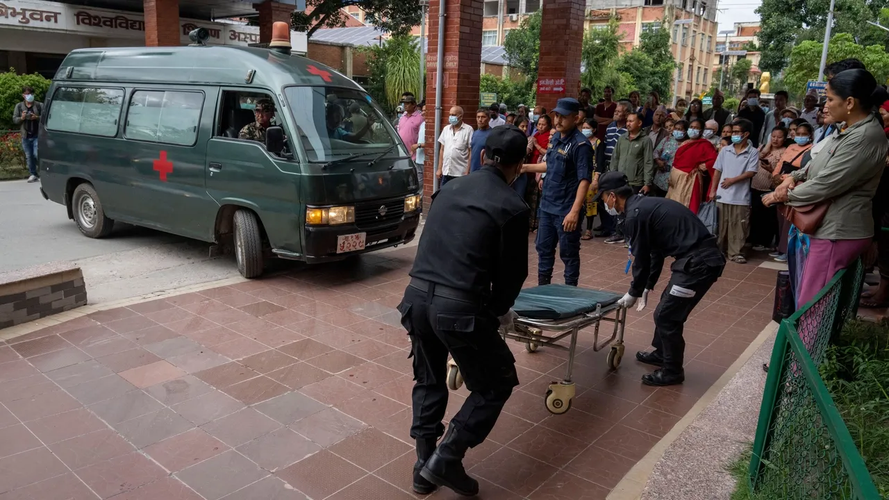 Непалда жолаушылар автобусы өзенге құлады