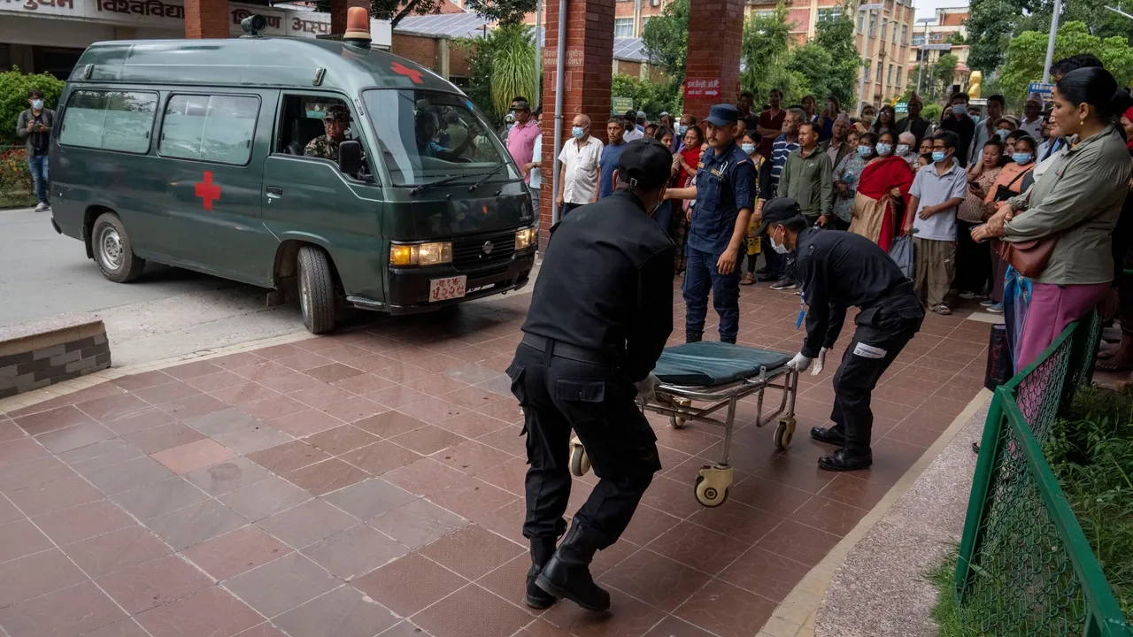 Vários mortos após autocarro cair em rio no Nepal