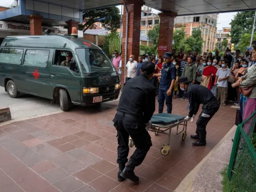 Vários mortos após autocarro cair em rio no Nepal