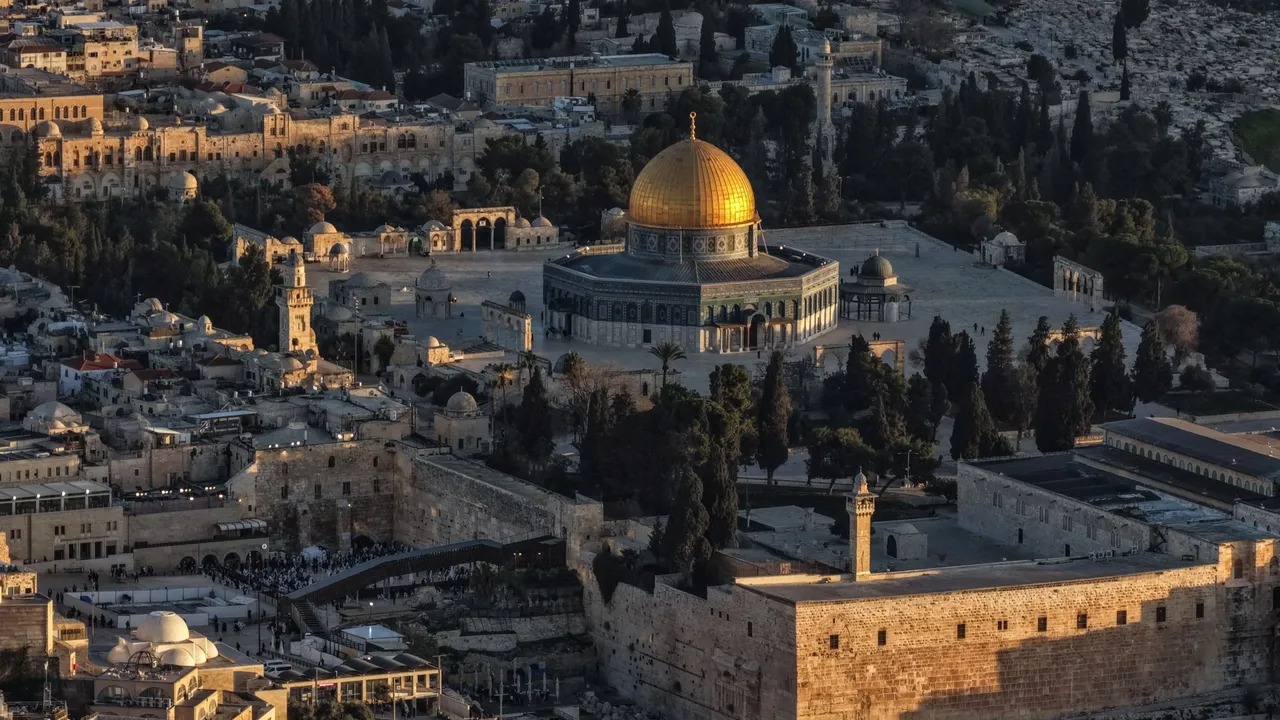 Ramazannıñ 5nçe könendä distälägän İzrail qanunsız kilep urnaşuçısı Äl-Aqsa mäçetenä höcüm itte