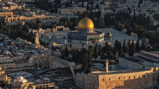 Ramazannıñ 5nçe könendä distälägän İzrail qanunsız kilep urnaşuçısı Äl-Aqsa mäçetenä höcüm itte
