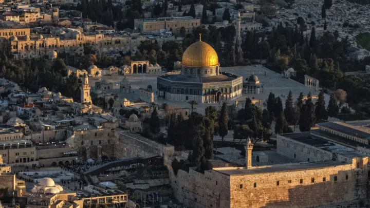 Ramazannıñ 5nçe könendä distälägän İzrail qanunsız kilep urnaşuçısı Äl-Aqsa mäçetenä höcüm itte
