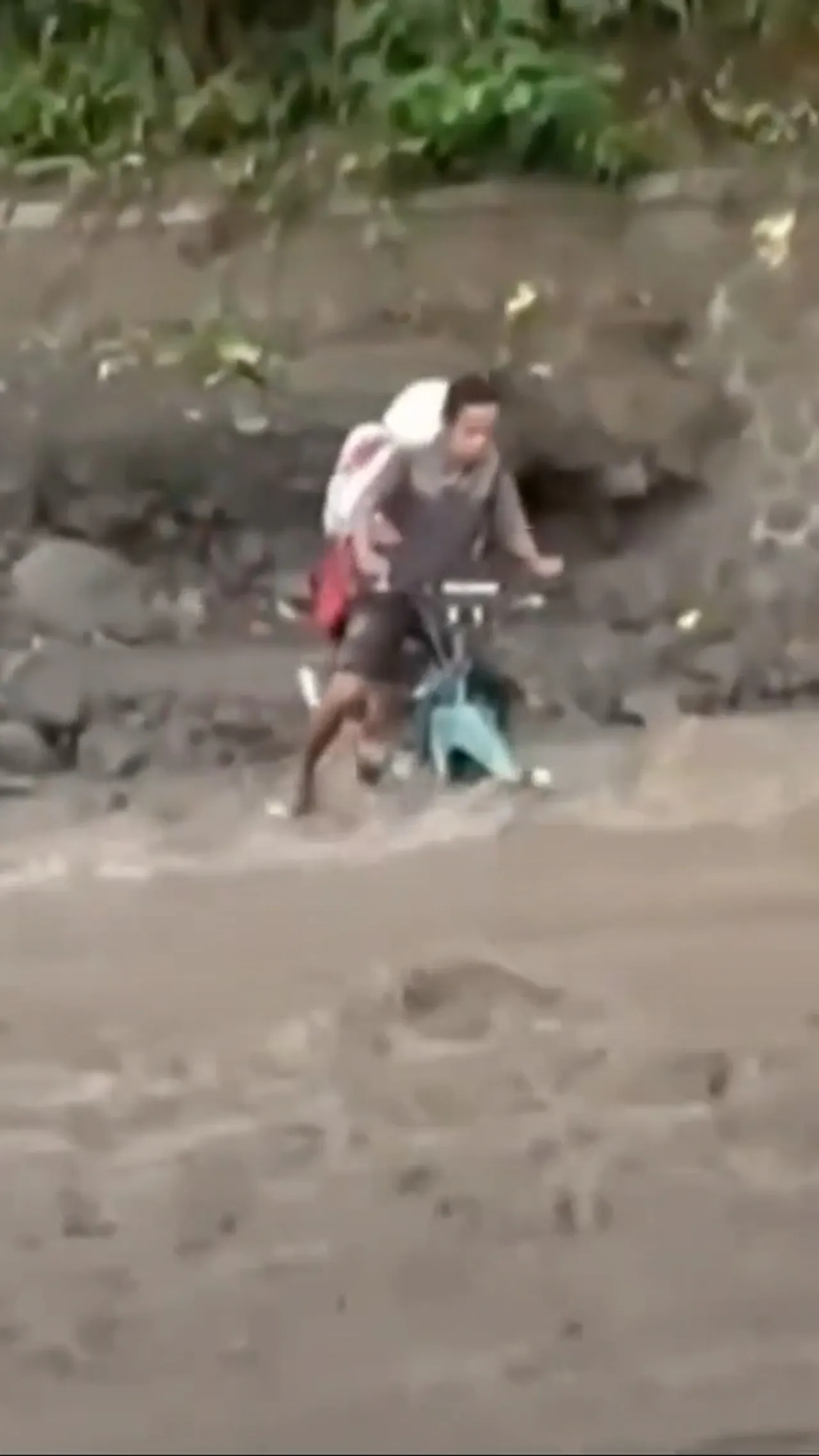 Ayah dan Anak terseret banjir lahar Semeru saat berangkat sekolah