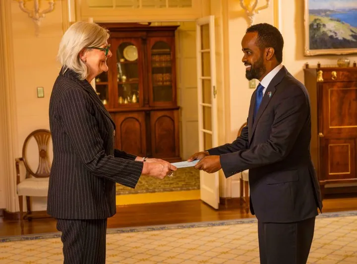 Danjiraha Soomaaliya ee Australia oo Warqadaha Aqoonsiga u gudbiyay hoggaamiyaha dalkaas