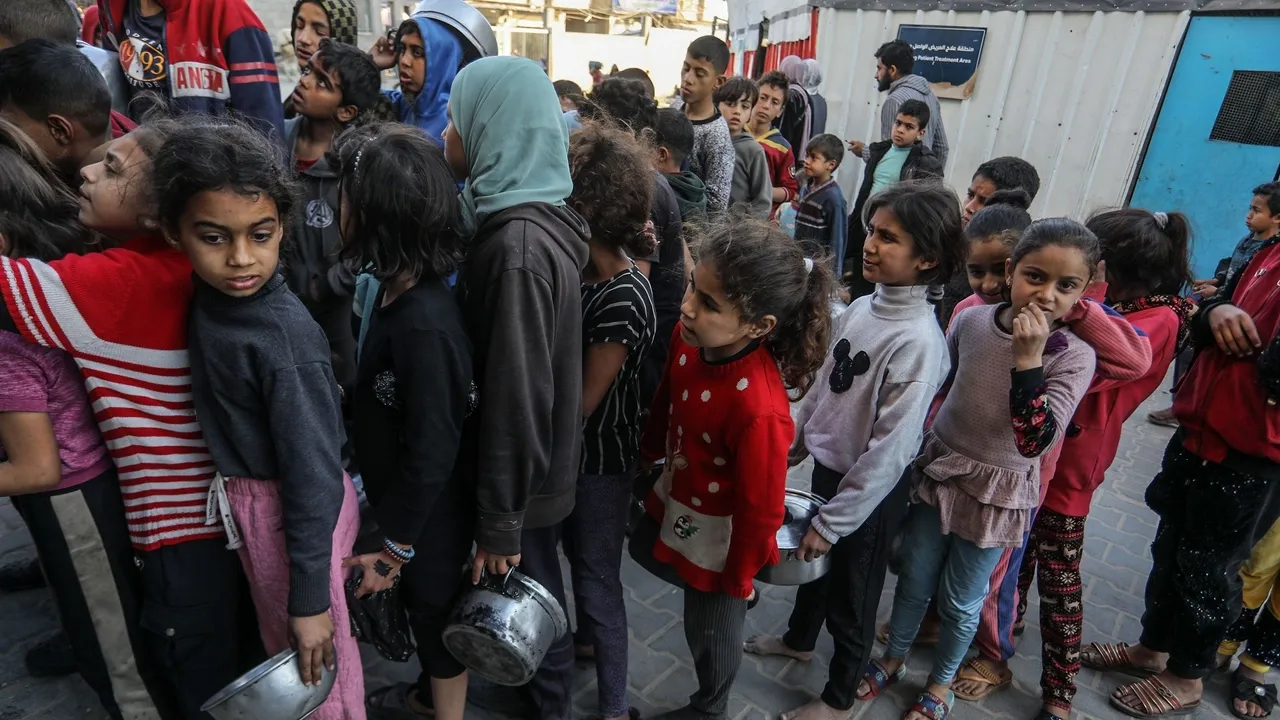 Comissária da UE pede maior acesso via Rafah, já que ajuda a Gaza chega 'gota a gota'