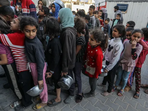 Comissária da UE pede maior acesso via Rafah, já que ajuda a Gaza chega 'gota a gota'