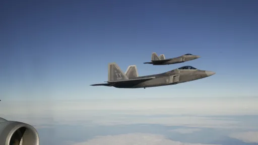 مقاتلات أمريكية تهبط في إسرائيل تحسباً لضرب إيران.. ومطالبة إسرائيلية بالاستعداد للإجلاء