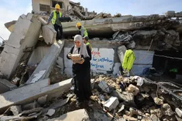 Vullnetarët e Gazës shpëtojnë dorëshkrime të rralla nga Xhamia e Madhe Omari